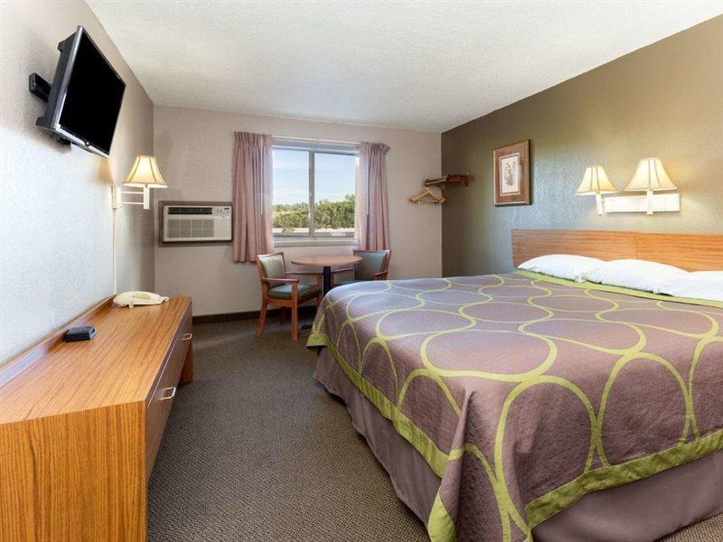 Super 8 By Wyndham Colorado Springs Peterson Space Force Cimarron Hills Luaran gambar
