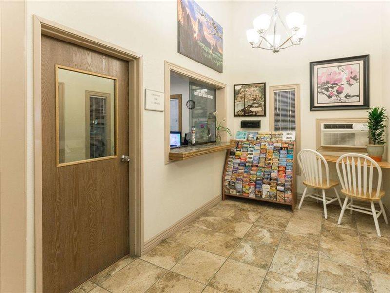 Super 8 By Wyndham Colorado Springs Peterson Space Force Cimarron Hills Luaran gambar