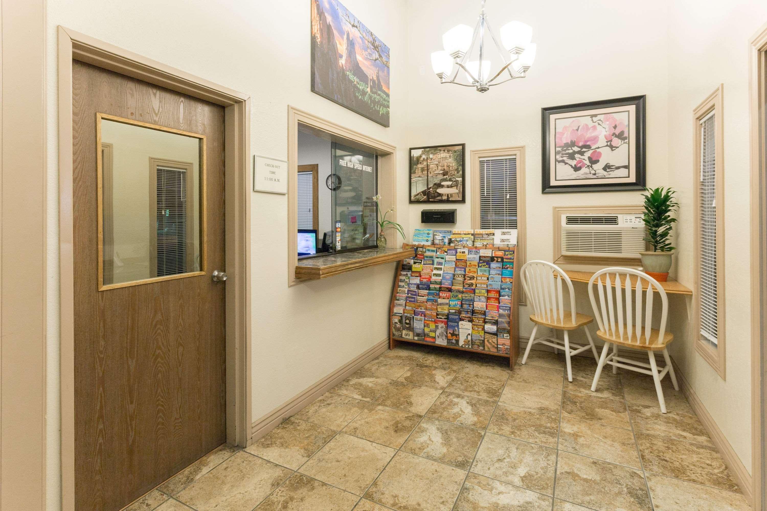 Super 8 By Wyndham Colorado Springs Peterson Space Force Cimarron Hills Luaran gambar