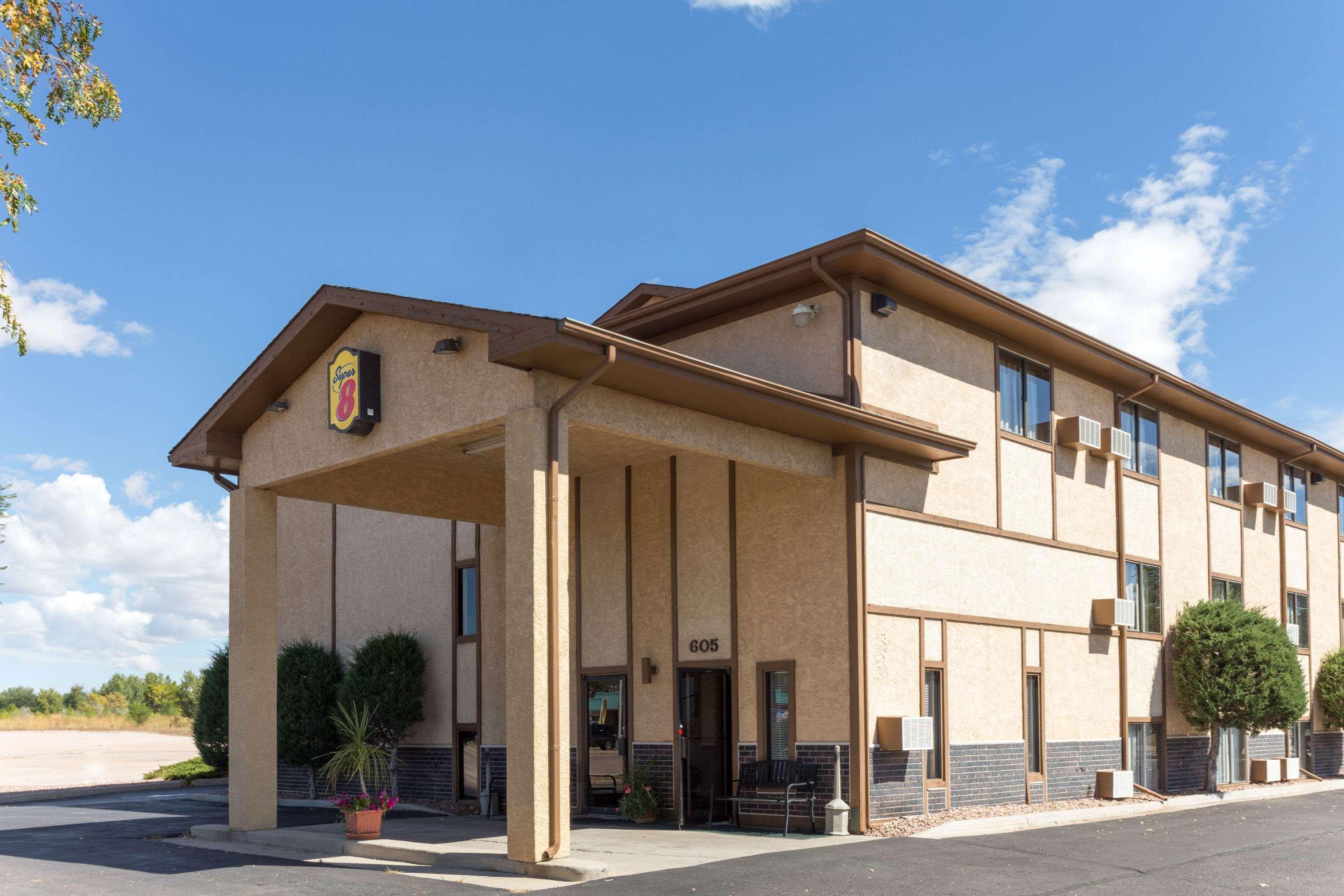Super 8 By Wyndham Colorado Springs Peterson Space Force Cimarron Hills Luaran gambar